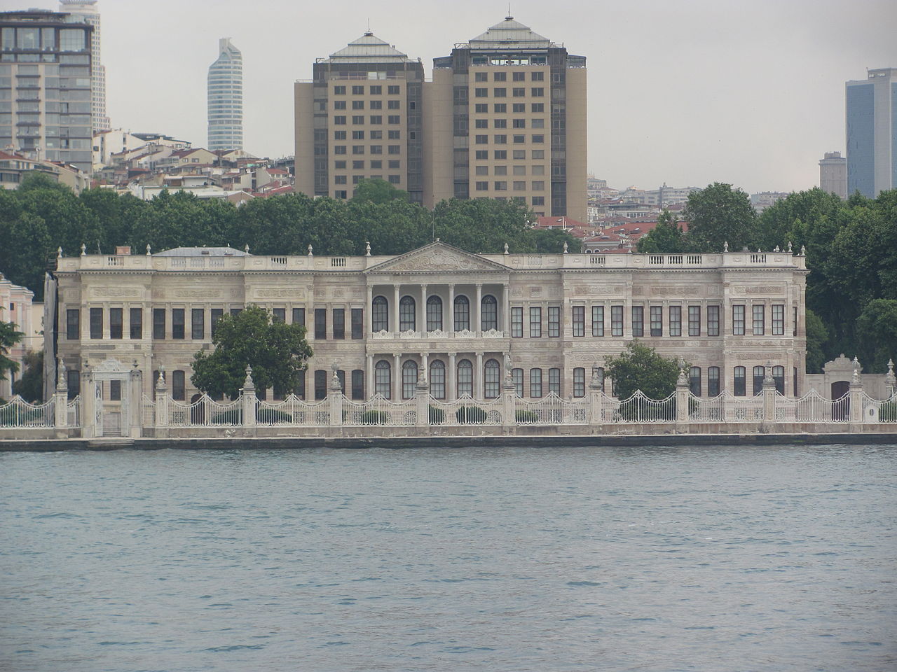 Crown_Prince_Residence,_as_seen_from_Kadıköy-Beşiktaş_Ferry,_Jun_2015